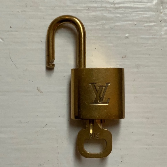 Louis Vuitton Brass '318' Padlock in Goldtone with Goldtone Key [m] - Picture 6 of 7